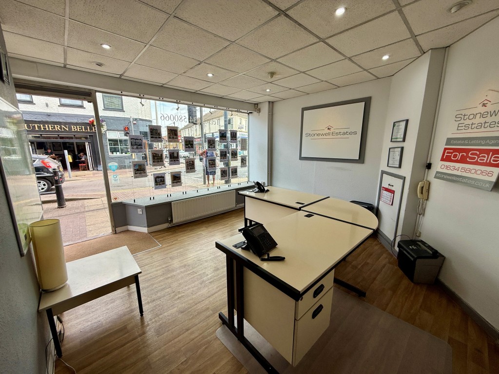 Lot: 109 - FREEHOLD PROPERTY IN TOWN CENTRE WITH POTENTIAL - Office area with view onto high street